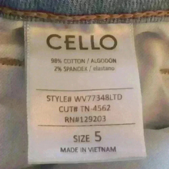 CELLO DISTRESSED/FRAYED HEM JEANS SIZE 5 (JUNIORS) - Picture 16 of 16
